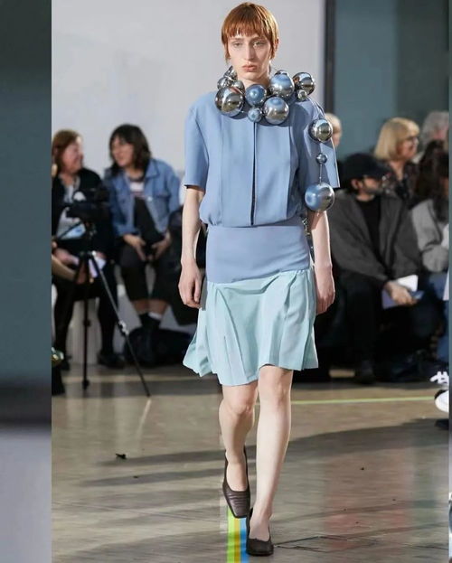 連著一塊布的時裝成為中央圣馬丁2023本科服裝設計畢業秀之最 世界四大服裝設計院校之一的圣馬丁又給到了什么驚喜