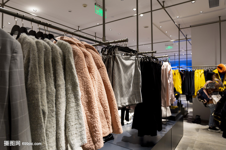 商場(chǎng)服裝店