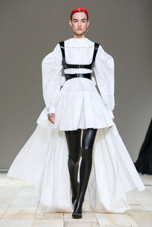 代表麥昆的一抹紅色,從服裝蔓延到發絲,來自alexander mcqueen女性無畏的英雄氣概